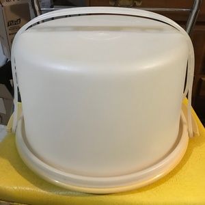 Vintage small round tupperware cake taker
